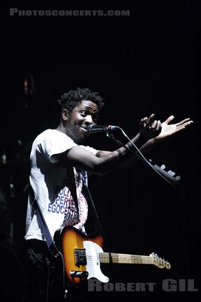 BLOC PARTY - 2005-11-14 - PARIS - Zenith - Rowland Kelechukwu Okereke